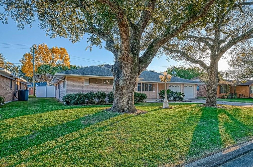 903 Lindenwood Dr, Baytown, TX 77520-2540