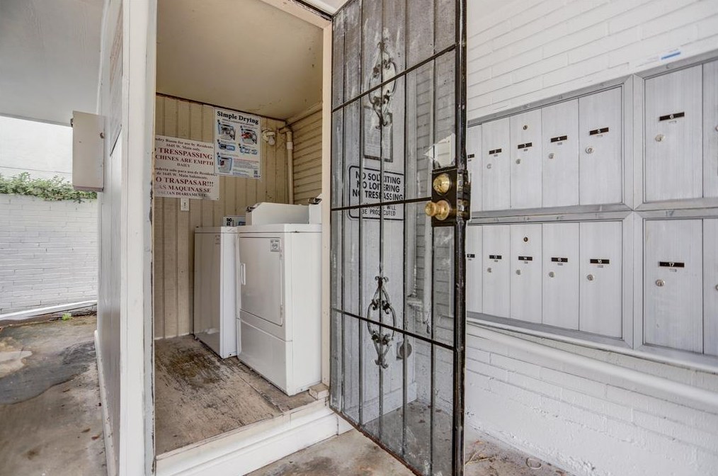 1645 W Main St #2, Houston, TX 77006