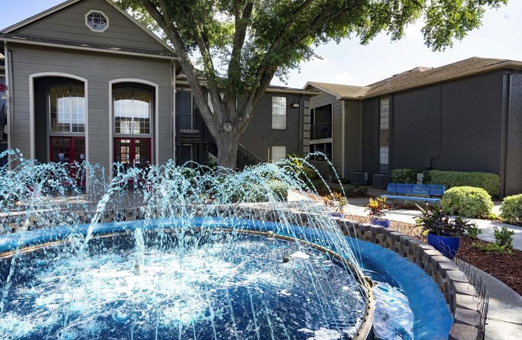 1370 Afton St, Houston, TX 77055-6885