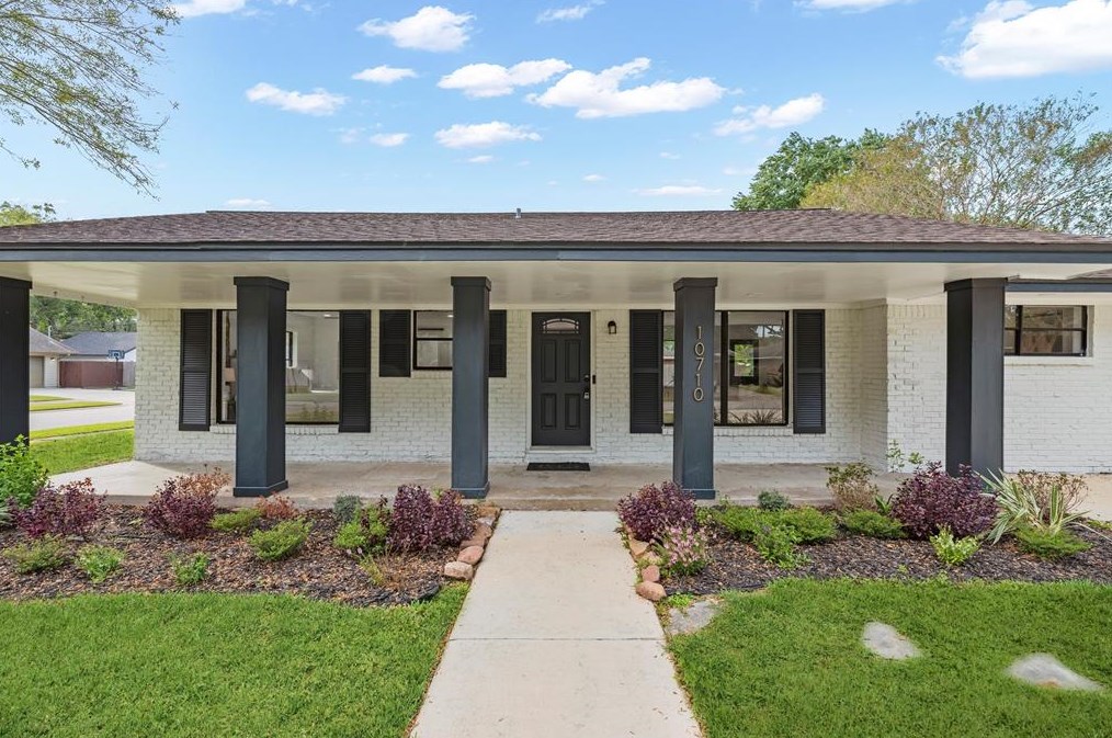 10710 Oasis Dr, Houston, TX 77096-5026