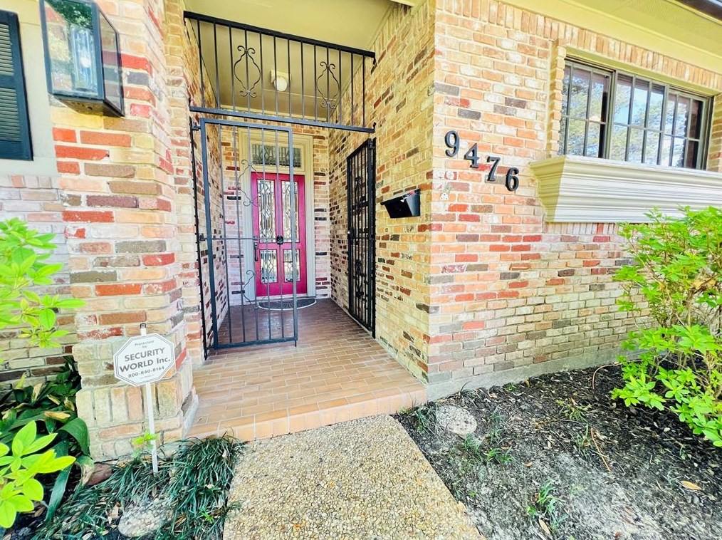 9476 Briar Forest Dr, Houston, TX 77063