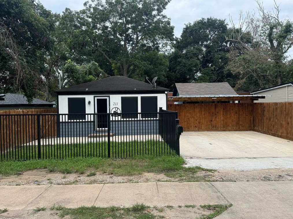 211 N 2nd St, Alvin, TX 77511