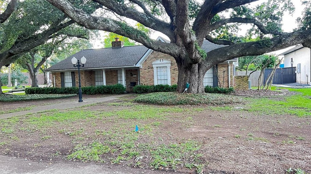 811 Piedmont St, Sugar Land TX  77478-3323 exterior
