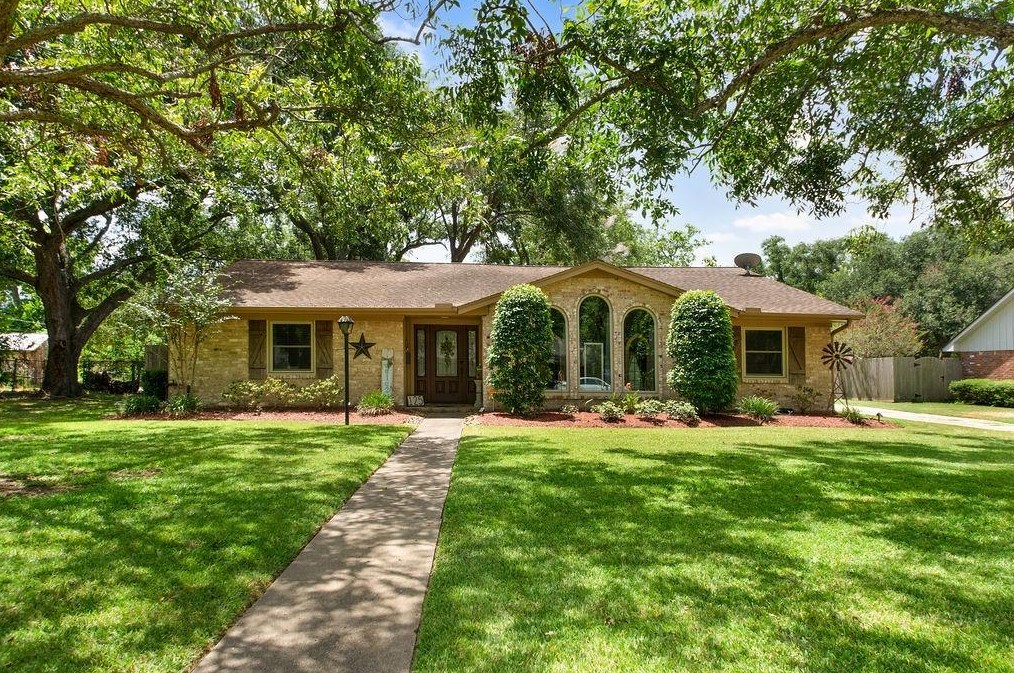 125 Hyacinth St, Richwood, TX 77566-4613