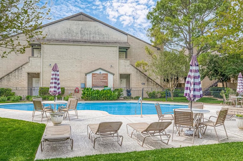 2021 Spenwick Dr, Houston TX  77055-1508 exterior