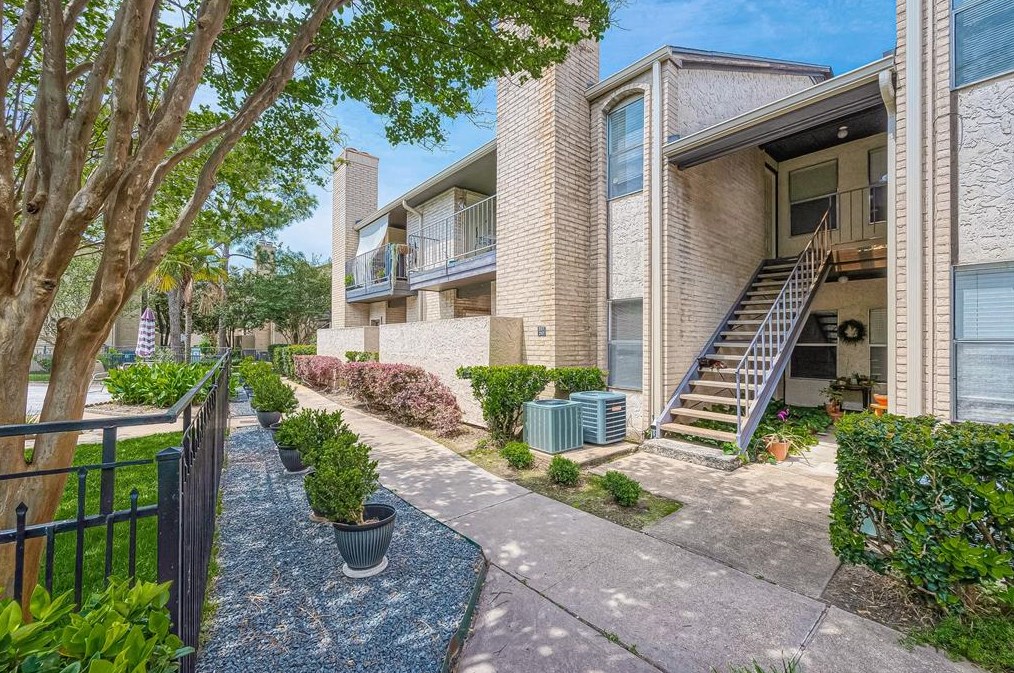 2021 Spenwick Dr, Houston, TX 77055-1508
