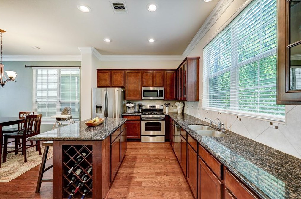 872 Fisher St, Houston TX  77018-5324 exterior
