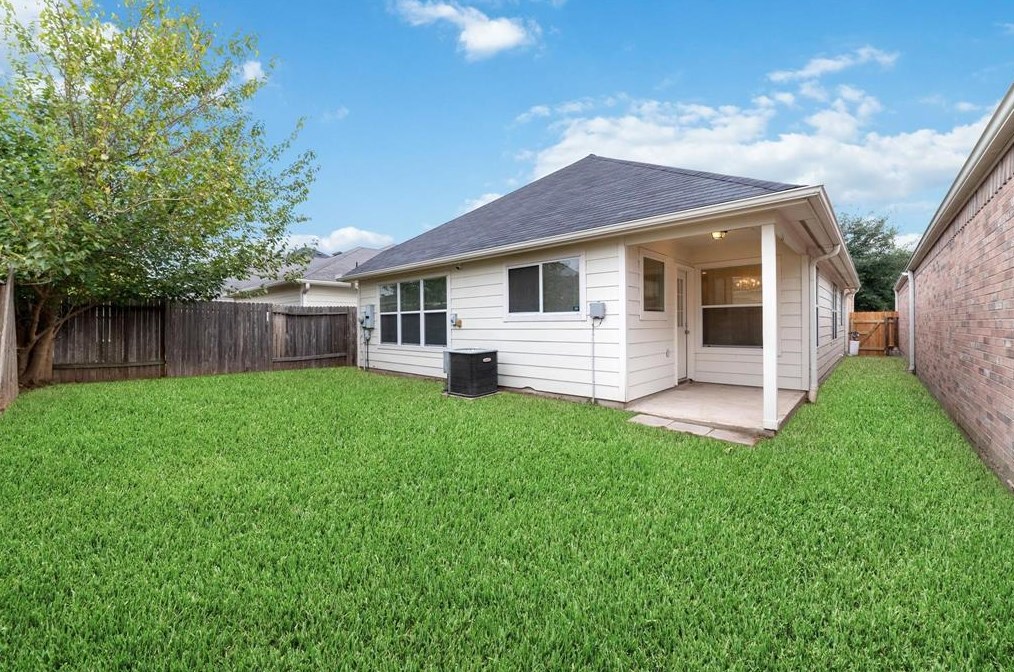 13039 Rose Lndg Dr, Houston TX  77070-5160 exterior