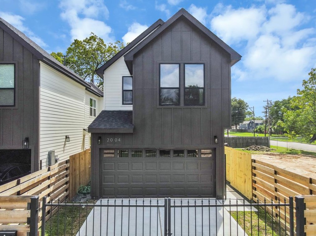 2004 Worms St, Houston, TX 77020-2454
