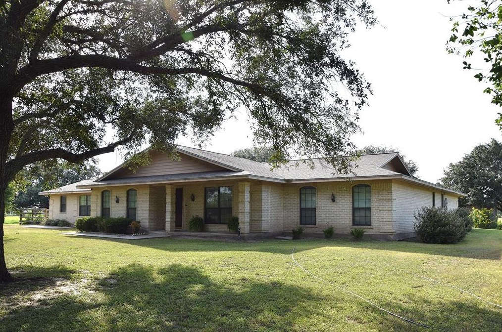 804 Gilbert Rd, Edna, TX 77957