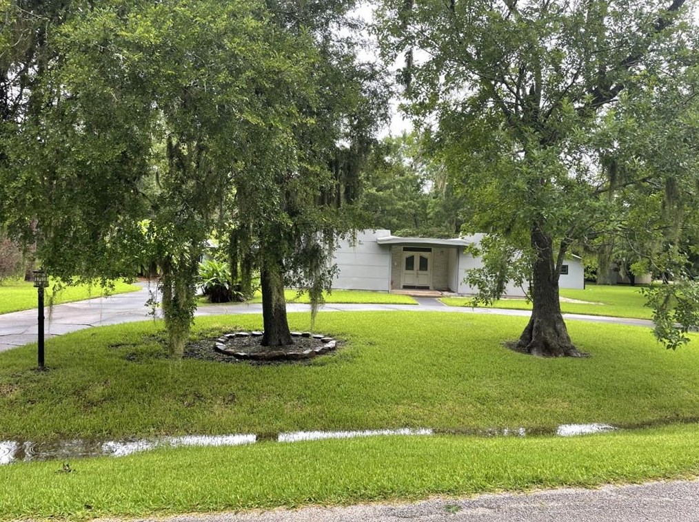 113 Sleepy Hollow Dr, Richwood, TX 77566-3119