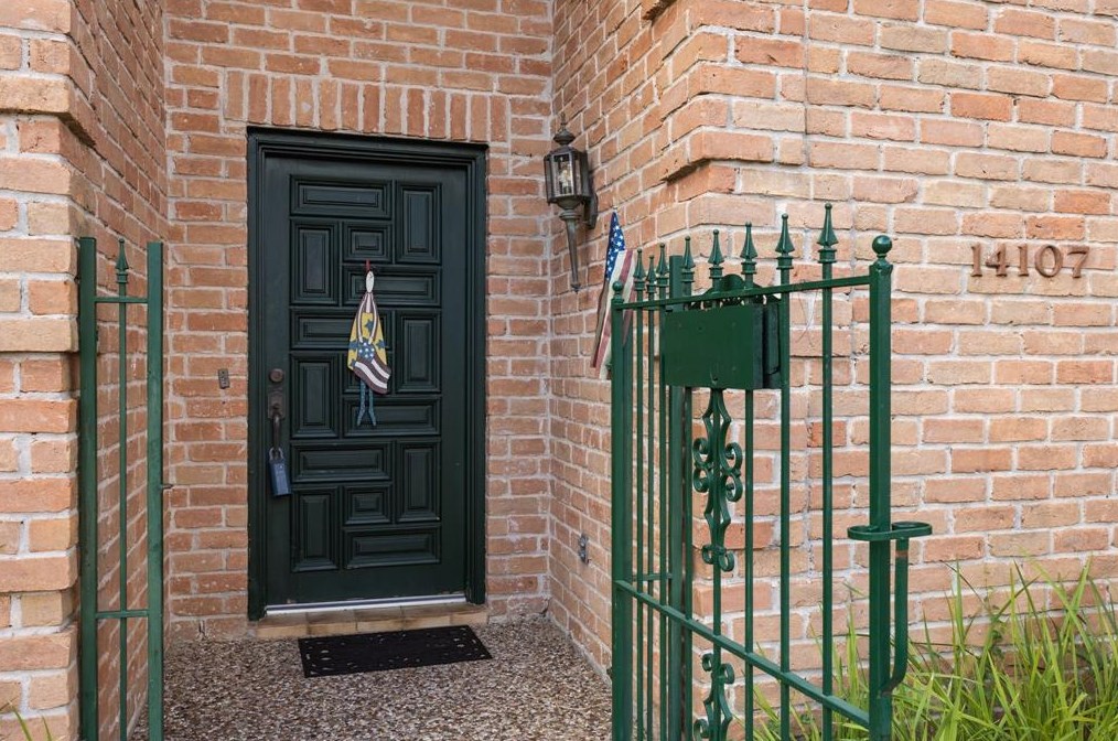 14107 Woodnook Dr, Houston TX  77077-1420 exterior