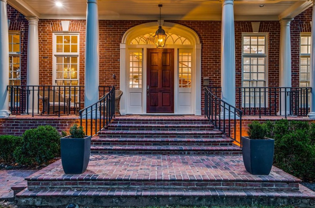 9301 Sandringham Dr, Houston TX  77024-5819 exterior