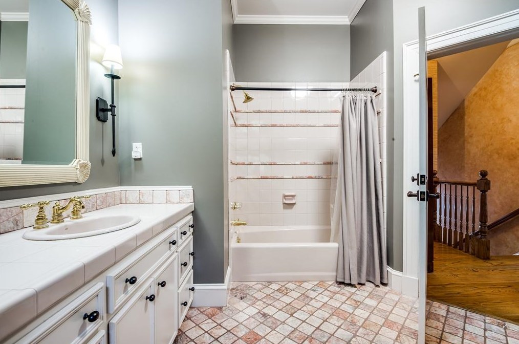 9301 Sandringham Dr, Houston TX  77024-5819 exterior