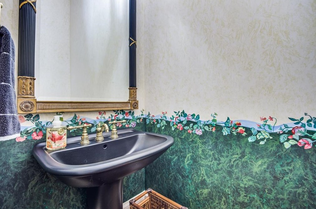 9301 Sandringham Dr, Houston TX  77024-5819 exterior