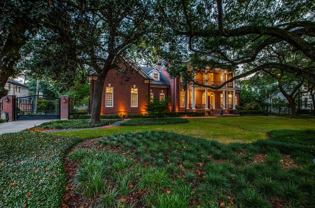 9301 Sandringham Dr, Houston TX  77024-5819 exterior