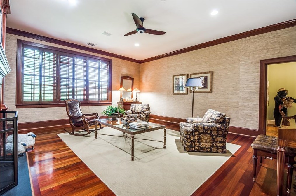 9301 Sandringham Dr, Houston TX  77024-5819 exterior