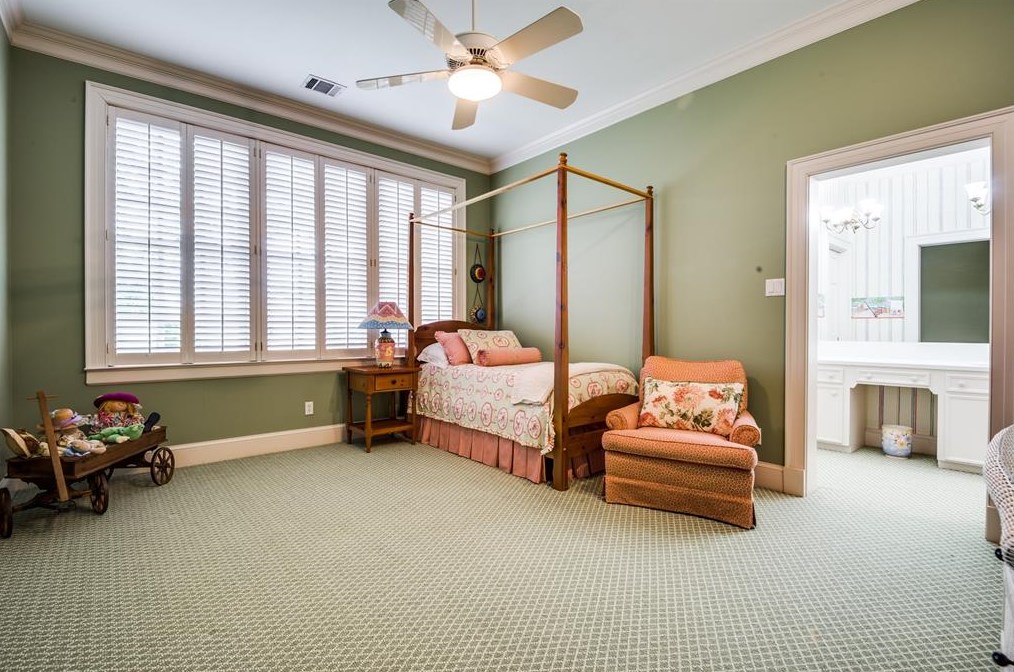 9301 Sandringham Dr, Houston TX  77024-5819 exterior