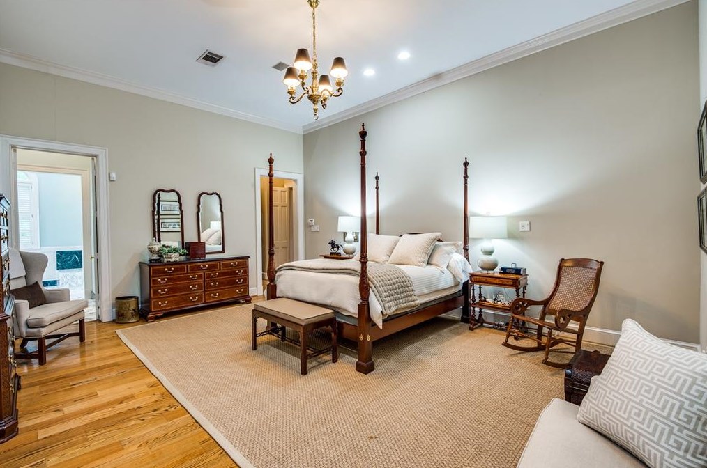 9301 Sandringham Dr, Houston TX  77024-5819 exterior