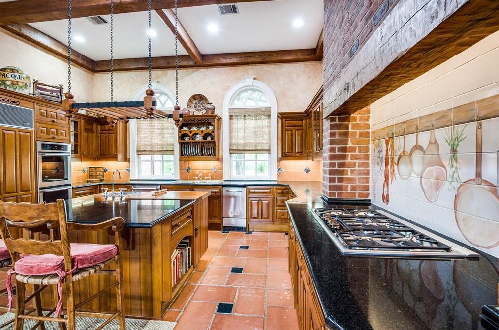 9301 Sandringham Dr, Houston TX  77024-5819 exterior