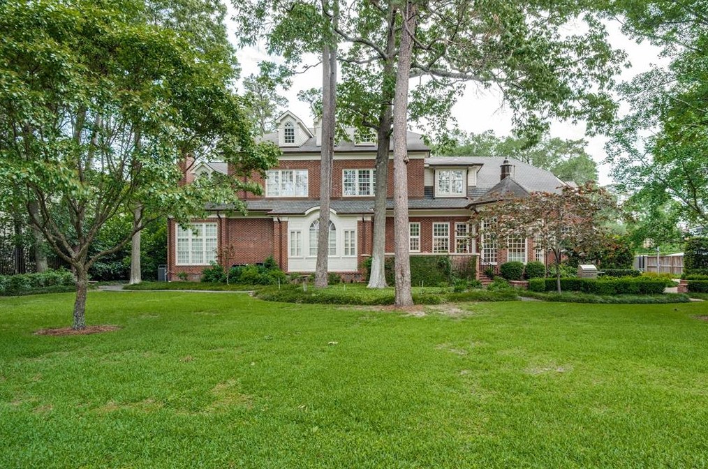 9301 Sandringham Dr, Houston TX  77024-5819 exterior