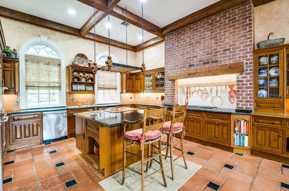 9301 Sandringham Dr, Houston TX  77024-5819 exterior