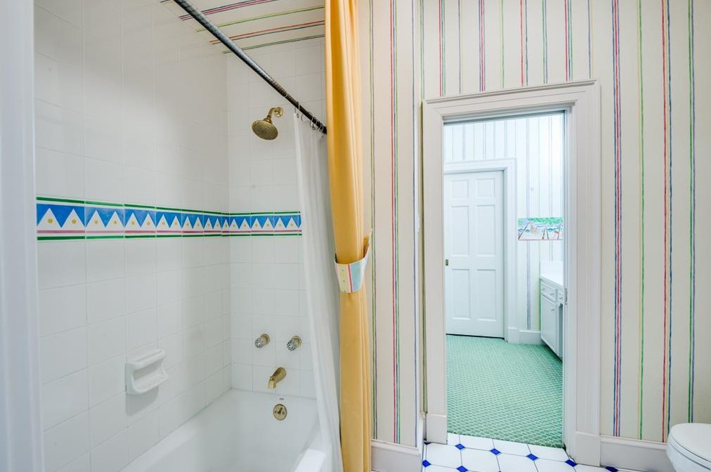 9301 Sandringham Dr, Houston TX  77024-5819 exterior