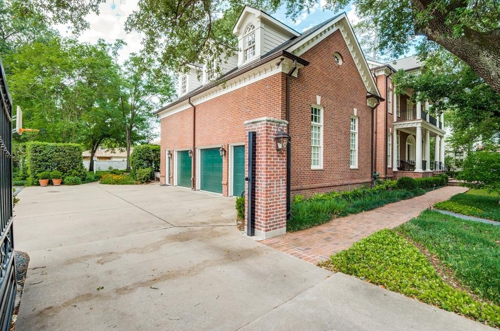 9301 Sandringham Dr, Houston TX  77024-5819 exterior