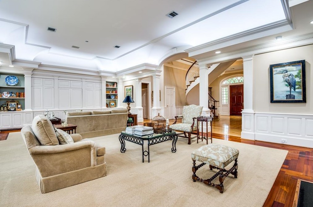 9301 Sandringham Dr, Houston TX  77024-5819 exterior