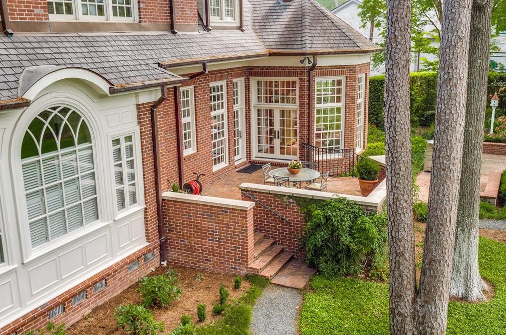 9301 Sandringham Dr, Houston TX  77024-5819 exterior