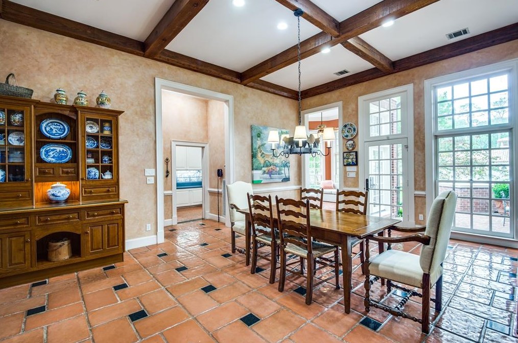 9301 Sandringham Dr, Houston TX  77024-5819 exterior