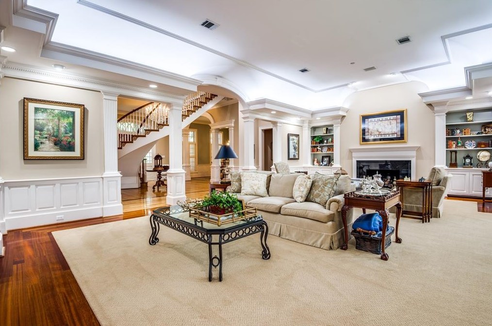 9301 Sandringham Dr, Houston TX  77024-5819 exterior