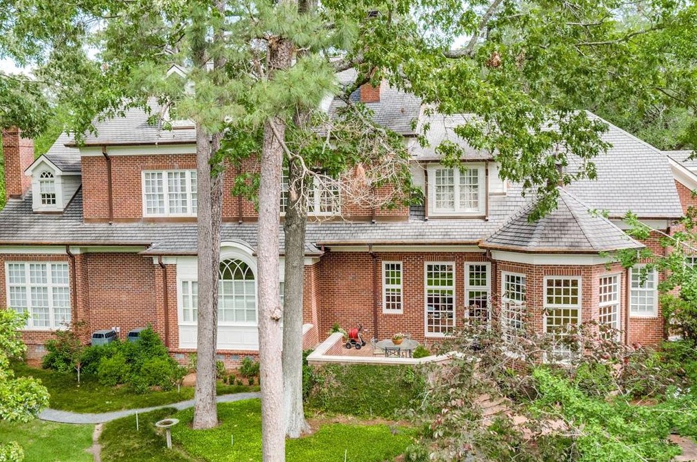 9301 Sandringham Dr, Houston TX  77024-5819 exterior