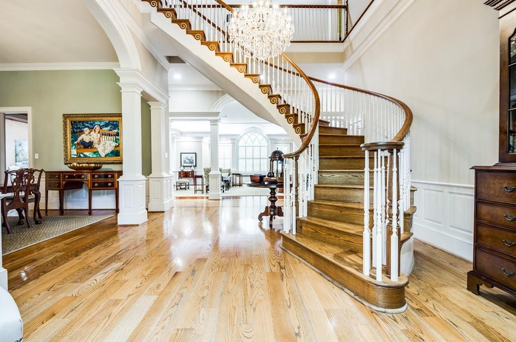 9301 Sandringham Dr, Houston TX  77024-5819 exterior