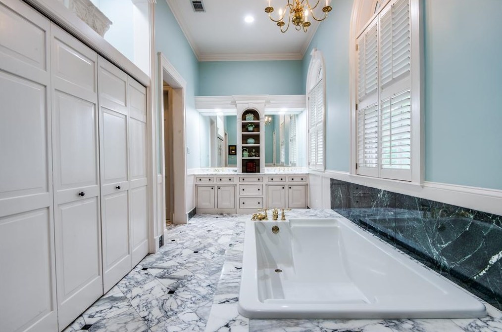 9301 Sandringham Dr, Houston TX  77024-5819 exterior