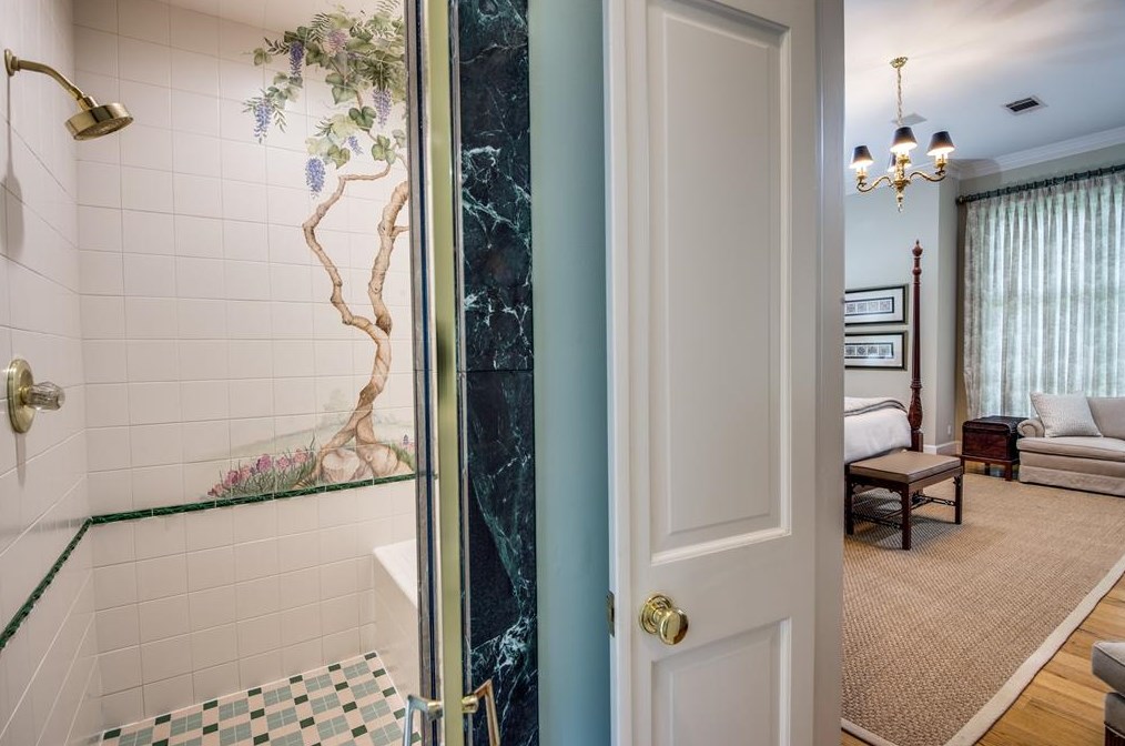 9301 Sandringham Dr, Houston TX  77024-5819 exterior