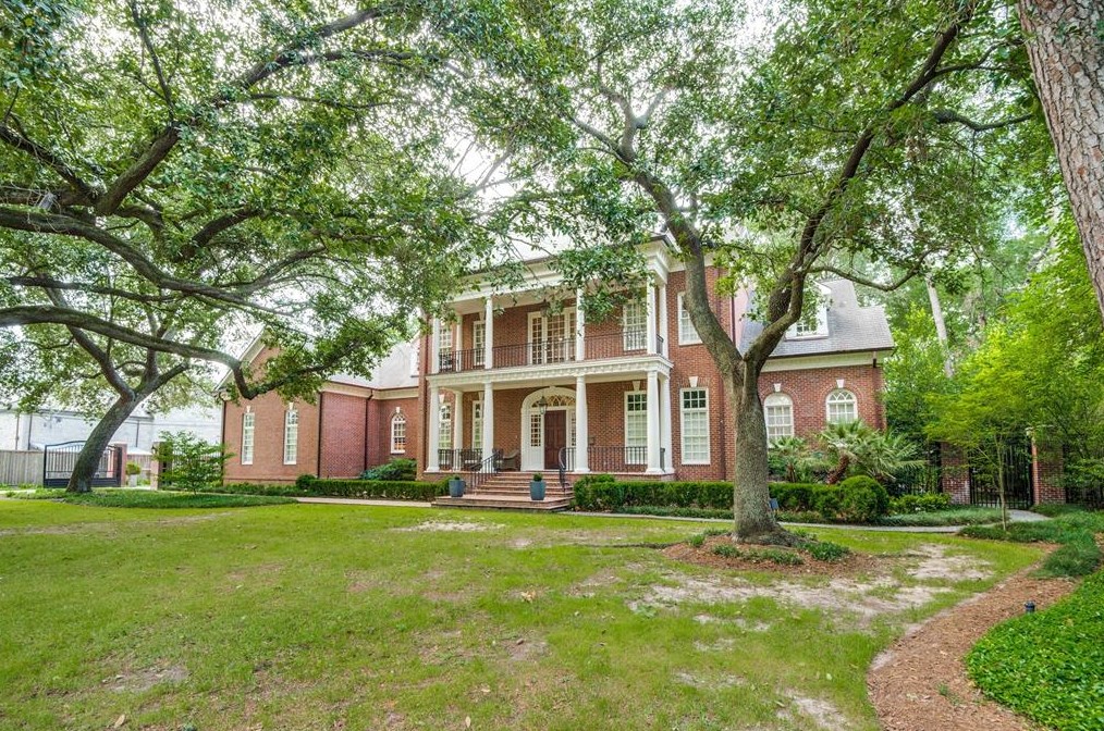 9301 Sandringham Dr, Houston TX  77024-5731 exterior