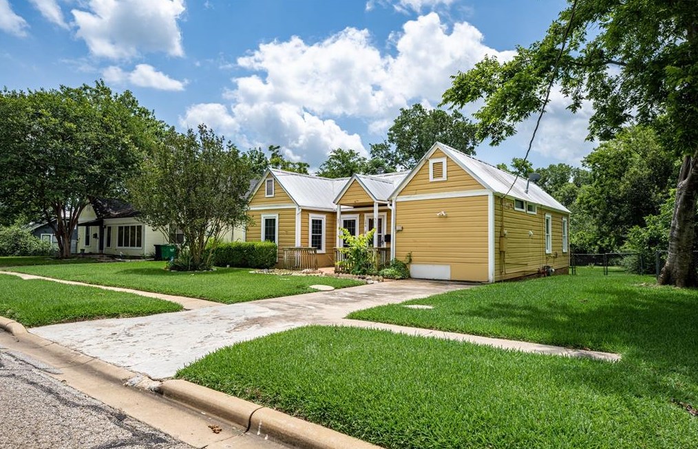 104 E Mansfield St, Brenham, TX 77833
