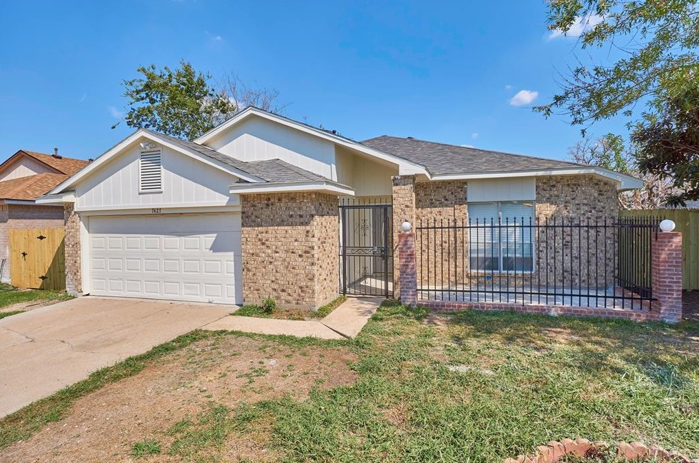 7427 Camporee Ln, Houston, TX 77083-4833
