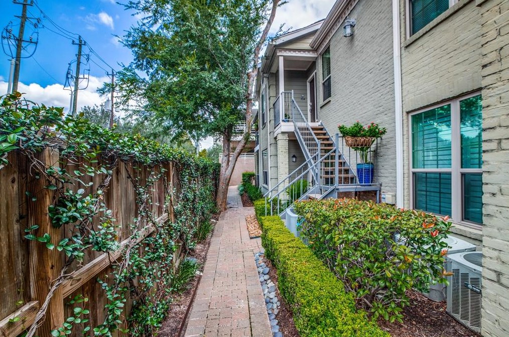 2700 Revere St, Houston, TX 77098-1300