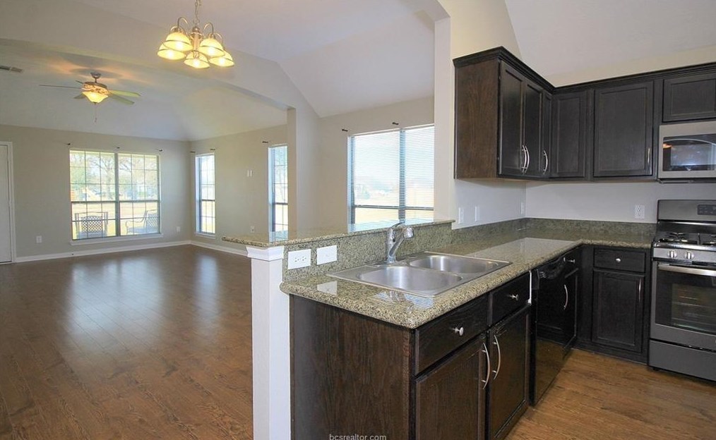 2010 Turning Leaf Dr, Bryan TX  77807-5117 exterior