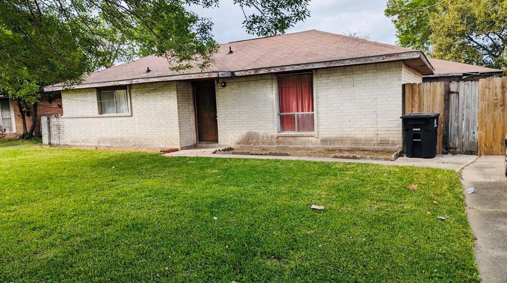 4922 Macridge Blvd, Houston, TX 77053-2222