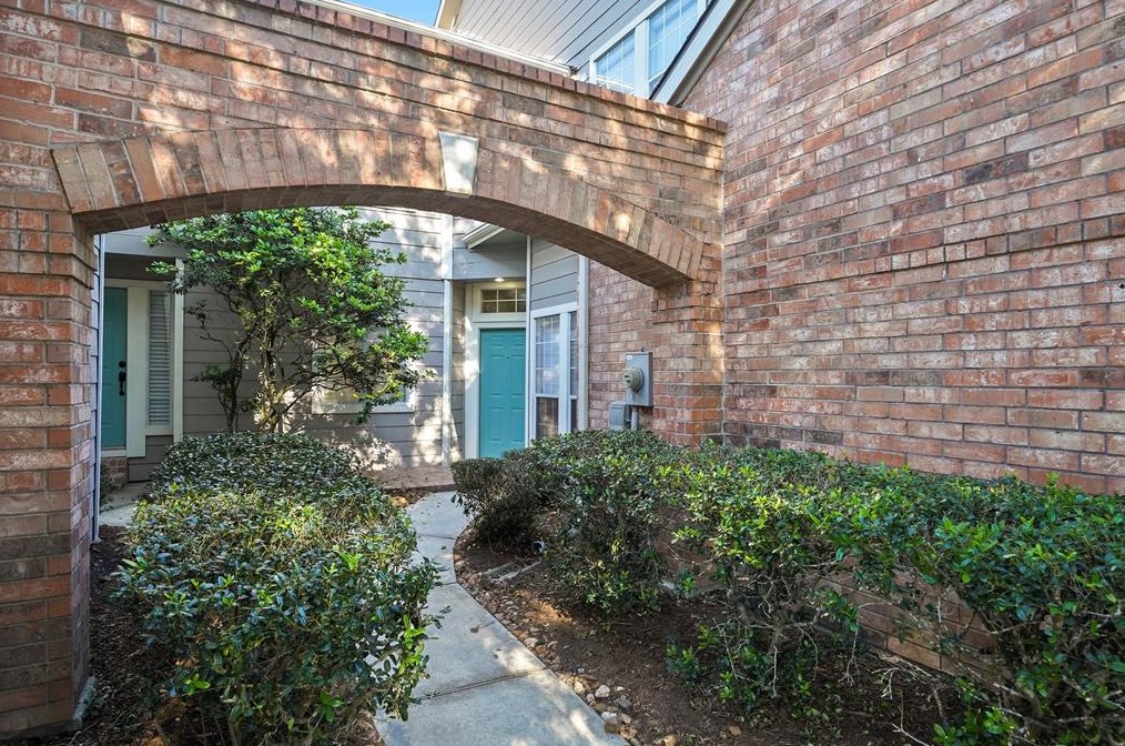 2351 Summit Way Ct, Humble, TX 77339-2957