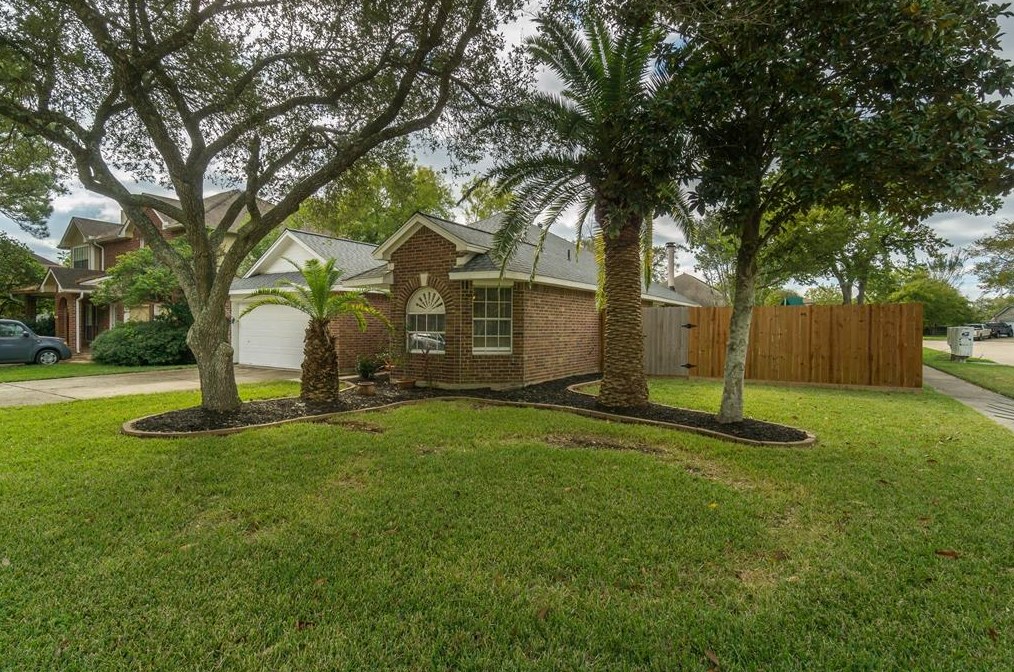 4426 Spoonbill Dr, Taylor Lake Village, TX 77586