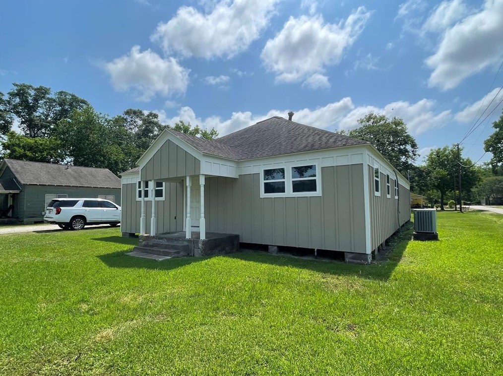 817 N Valderas St, Angleton, TX 77515