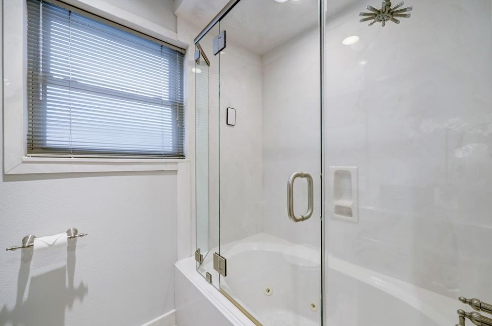 6235 Cindy Ln, Houston TX  77008-5109 exterior