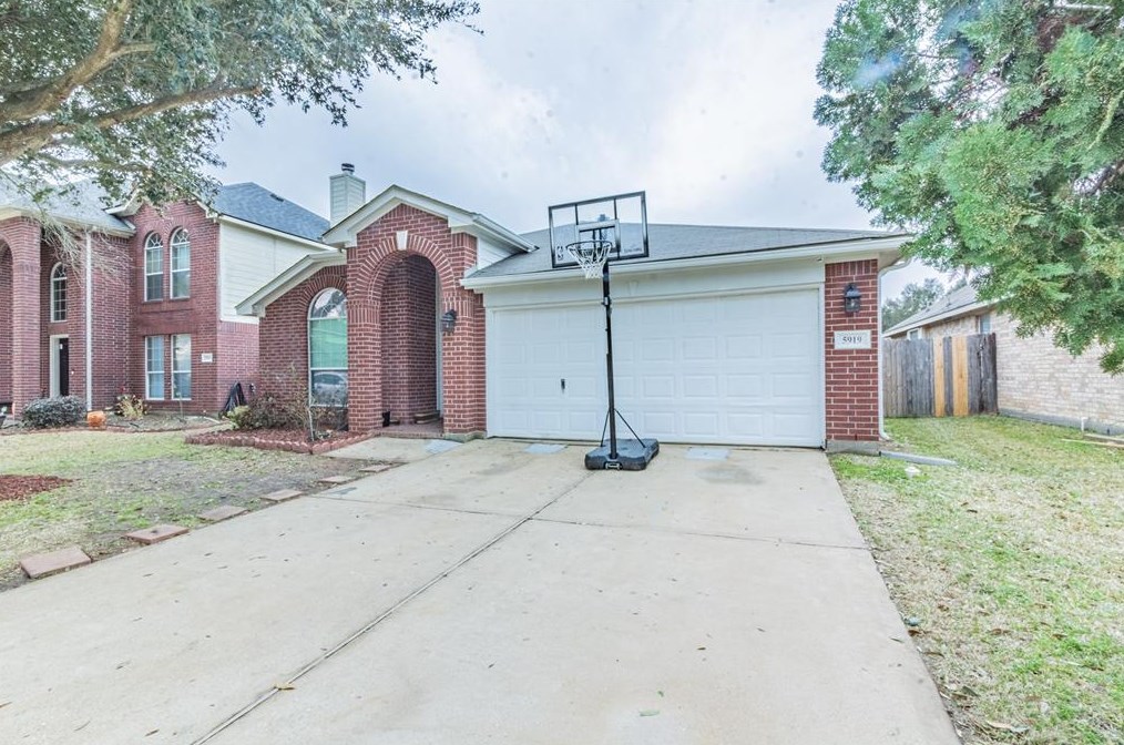 5919 Hatfield Glen Dr, Katy TX  77449-7061 exterior