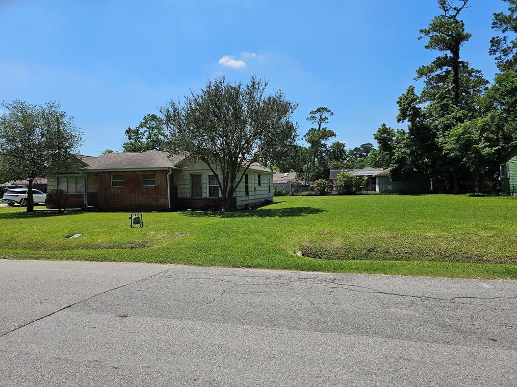 8334 Carolwood Dr, Houston, TX 77028-2708