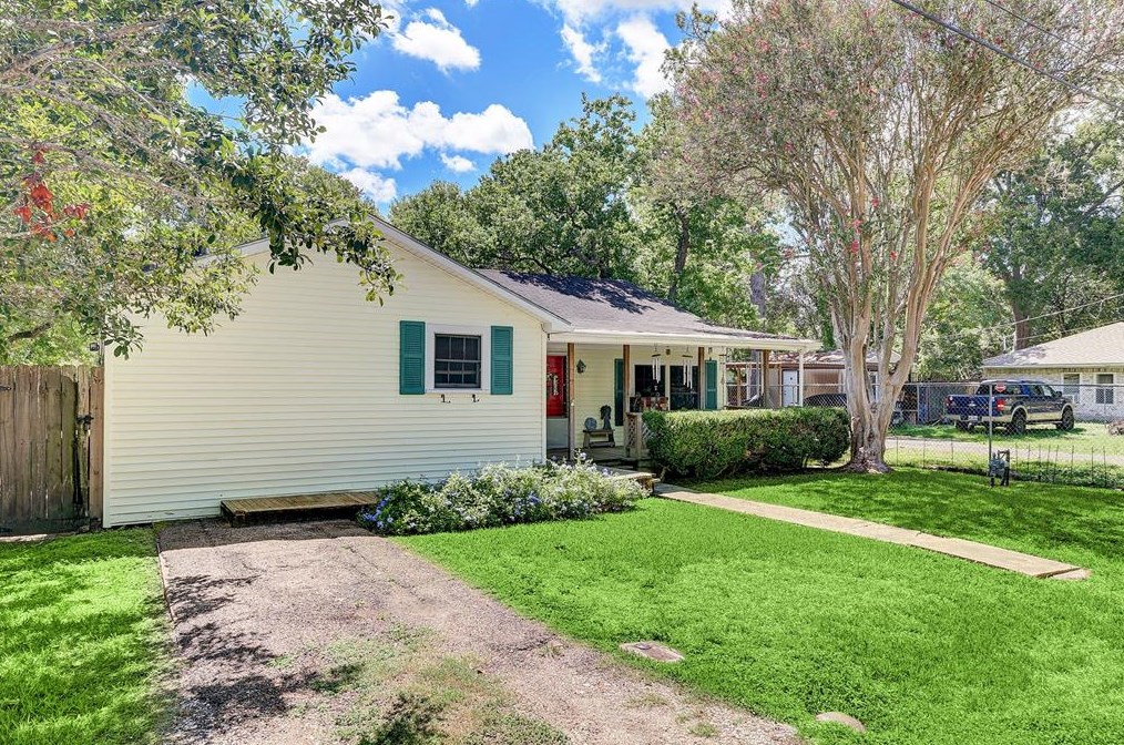 705 Coombs St, Alvin, TX 77511-2763