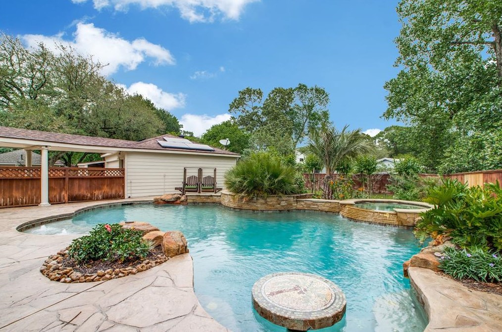 18531 Pt Lookout Dr, Houston TX  77058-4026 exterior
